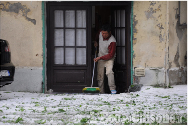 Bibiana: immagini della grandinata, come neve sulla soglia di casa