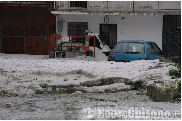 Bibiana: immagini della grandinata, come neve sulla soglia di casa