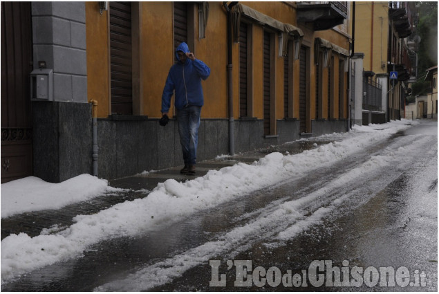 Bibiana: immagini della grandinata, come neve sulla soglia di casa