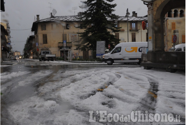Bibiana: immagini della grandinata, come neve sulla soglia di casa