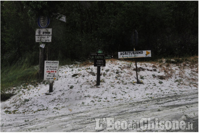 Bibiana: immagini della grandinata, come neve sulla soglia di casa