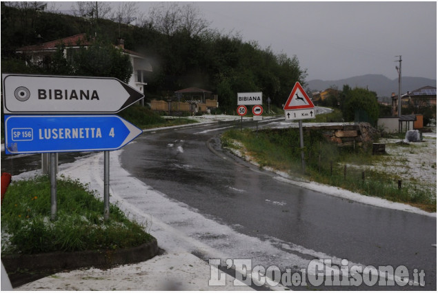 Bibiana: immagini della grandinata, come neve sulla soglia di casa