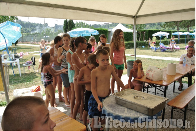 Pinerolo: Ragazzi Bielorussi in piscina ospiti dell &#039;associazione Il Bucaneve
