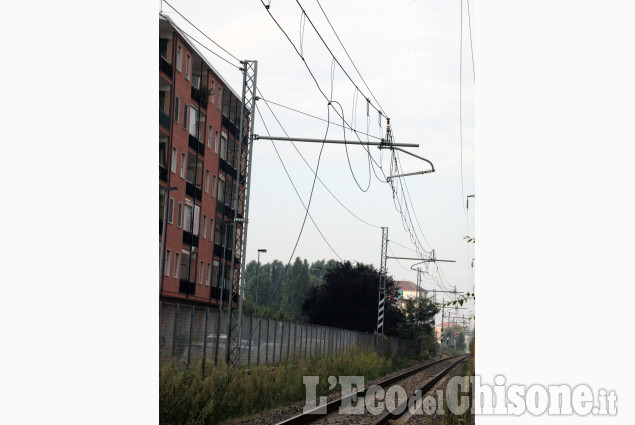 Nichelino, cavi tranciati sulla ferrovia e lavori in corso