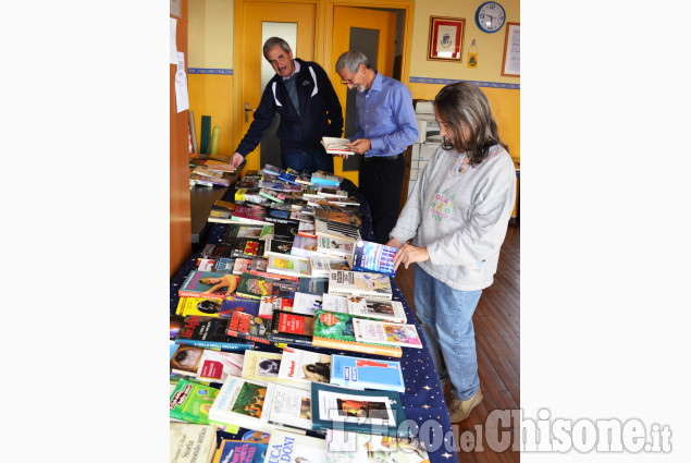 La festa del libro nella piccola biblioteca di Prarostino