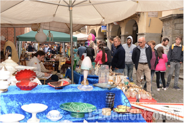 Pinerolo: Mercatino delle pulci.