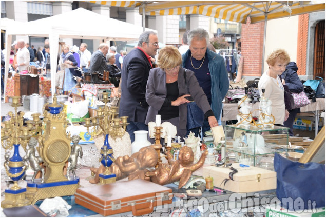Pinerolo: Mercatino delle pulci.