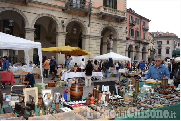 Pinerolo: Mercatino delle pulci.