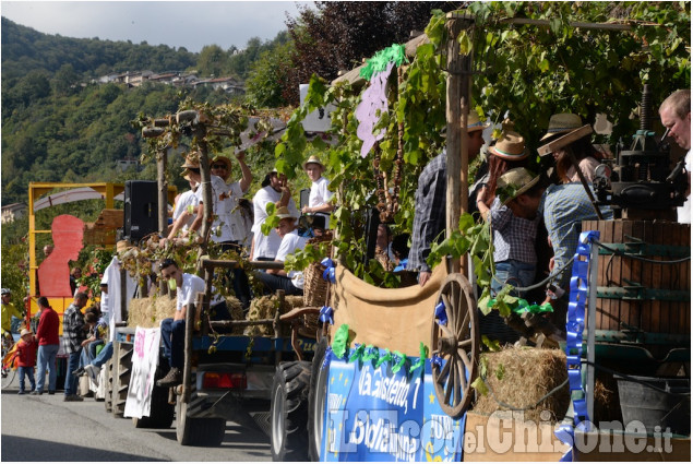 Una domenica a Prarostino con i carri della festa dell&#039;uva