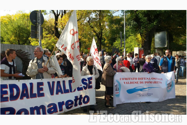 Migliaia di manifestanti a Pinerolo al corteo per difendere la sanità