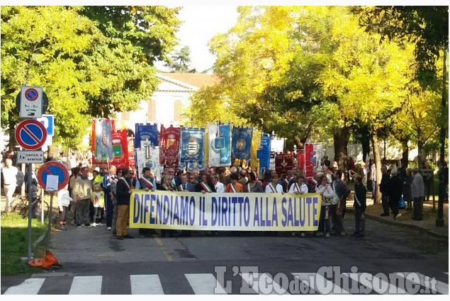 Migliaia di manifestanti a Pinerolo al corteo per difendere la sanità