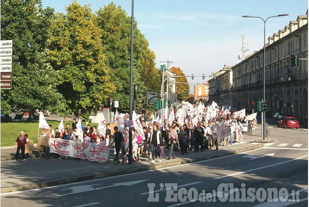 Migliaia di manifestanti a Pinerolo al corteo per difendere la sanità