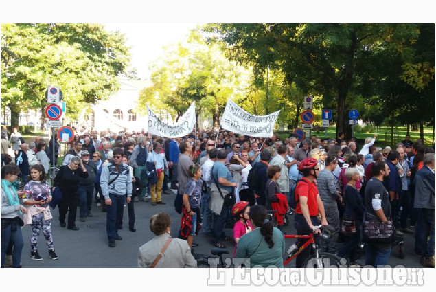 Migliaia di manifestanti a Pinerolo al corteo per difendere la sanità