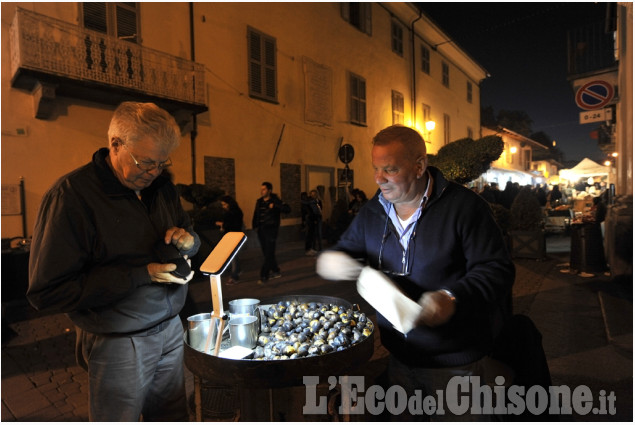 Cavour presa d&#039;assalto nei primi giorni di Tuttomele 2015