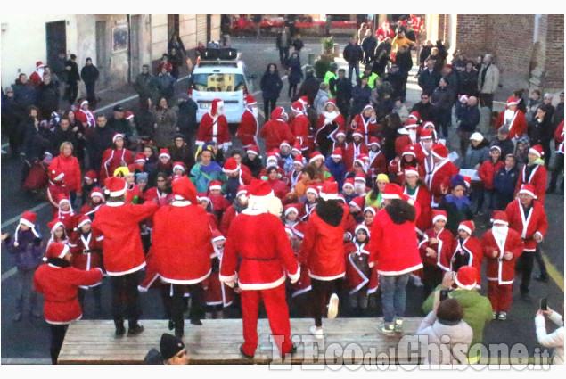 Piscina: invasione di Babbi Natale