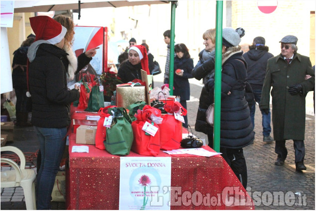 Piscina: invasione di Babbi Natale