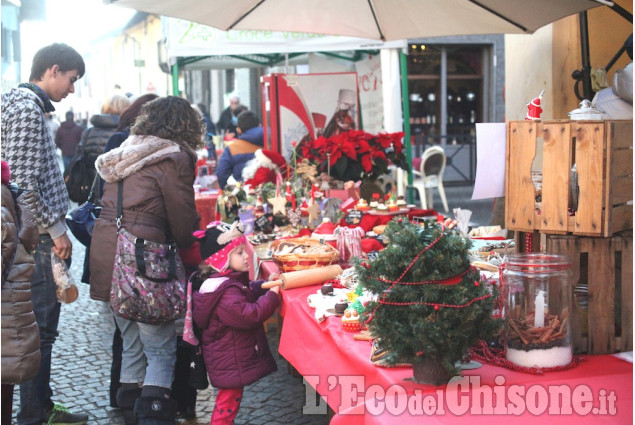 Piscina: invasione di Babbi Natale