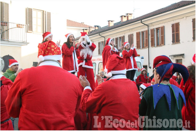 Piscina: invasione di Babbi Natale