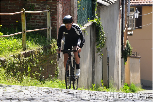 Giro a Pinerolo: test di Garzelli sul &quot;muro&quot; di via Principi d&#039;Acaja