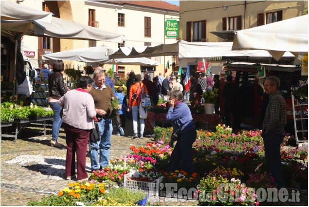 Cumiana in festa, tra fiori, colori e memoria