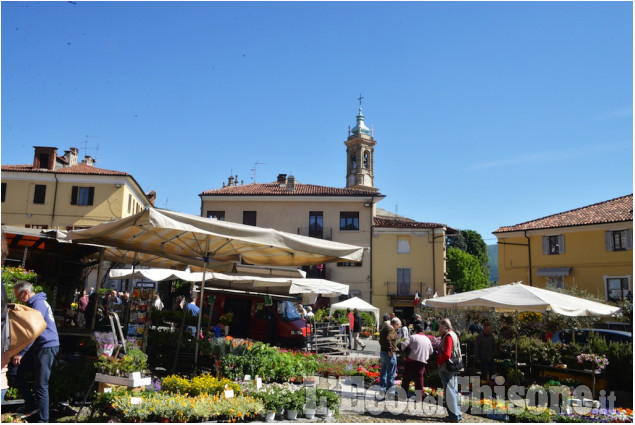 Cumiana in festa, tra fiori, colori e memoria