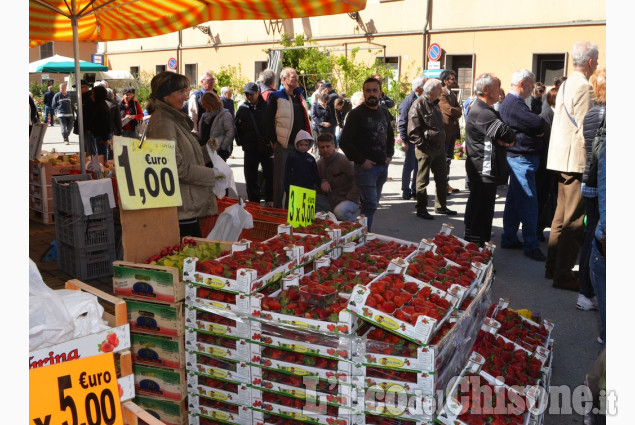 Cumiana in festa, tra fiori, colori e memoria