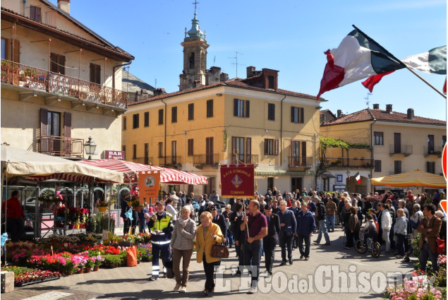 Cumiana in festa, tra fiori, colori e memoria