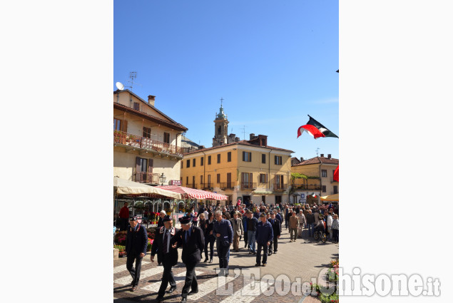 Cumiana in festa, tra fiori, colori e memoria