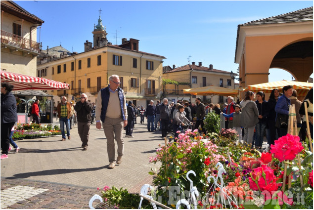 Cumiana in festa, tra fiori, colori e memoria