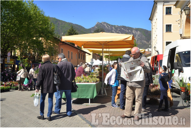 Cumiana in festa, tra fiori, colori e memoria