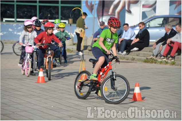 Pinerolo: scuola di ciclismo al palaghiaccio