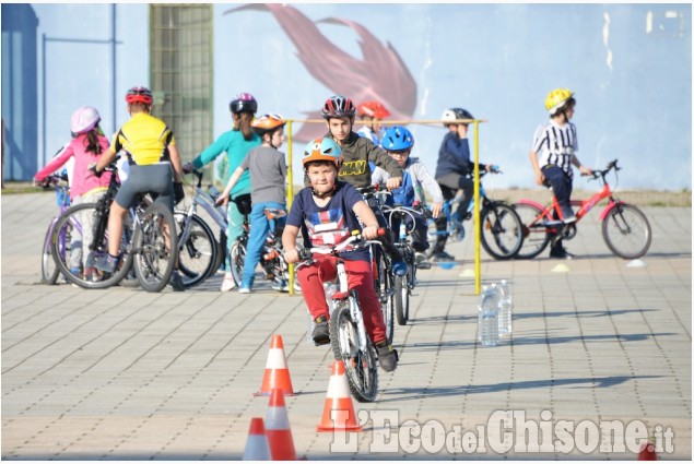 Pinerolo: scuola di ciclismo al palaghiaccio