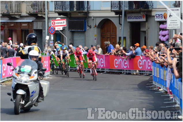 Pinerolo Giro d&#039;Italia scatti fotografici in corso Torino