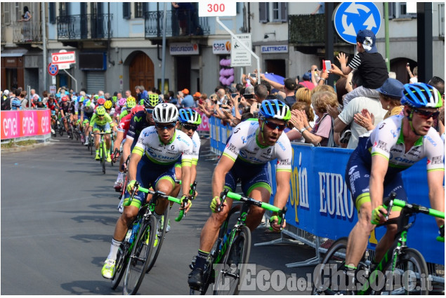 Pinerolo Giro d&#039;Italia scatti fotografici in corso Torino