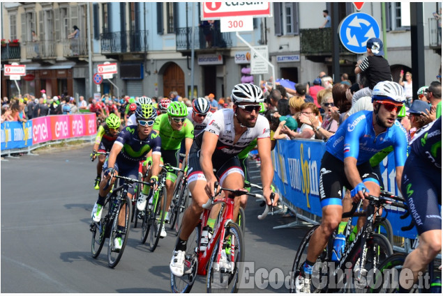 Pinerolo Giro d&#039;Italia scatti fotografici in corso Torino