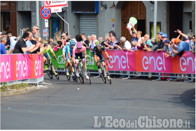 Pinerolo Giro d&#039;Italia scatti fotografici in corso Torino