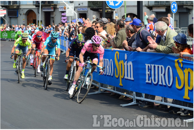 Pinerolo Giro d&#039;Italia scatti fotografici in corso Torino