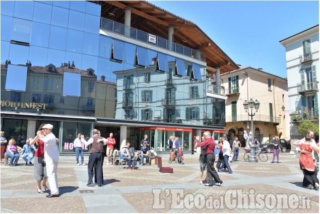 Pinerolo in piazza con la fisarmonica