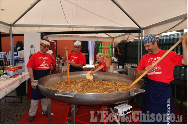 Macello gran paella per la festa in paese