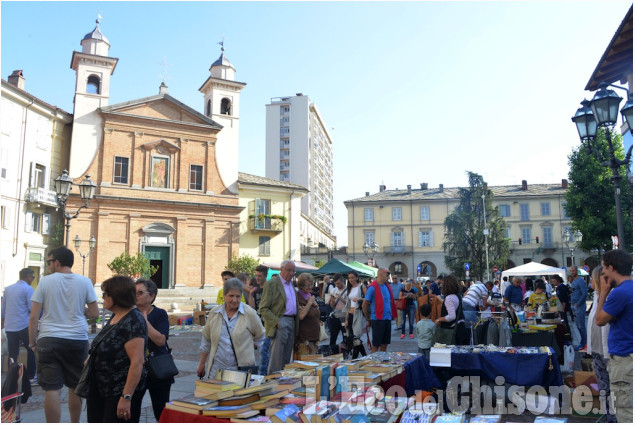 Pinerolo: Bel tempo sul mercatino delle pulci