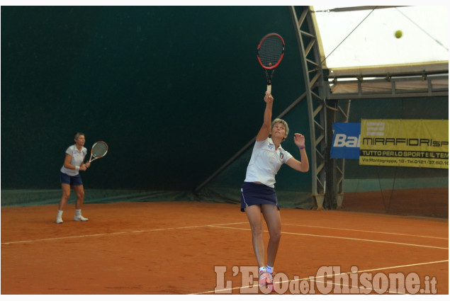 Pinerolo: finaliste  di tennis al femminile sul campo 
