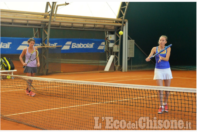 Pinerolo: finaliste  di tennis al femminile sul campo 