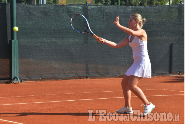 Pinerolo: finaliste  di tennis al femminile sul campo 