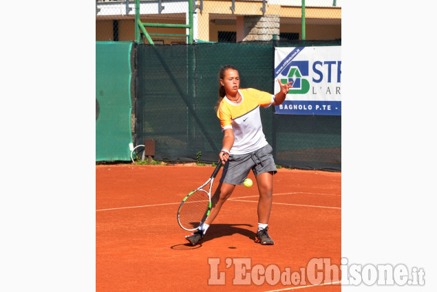 Pinerolo: finaliste  di tennis al femminile sul campo 