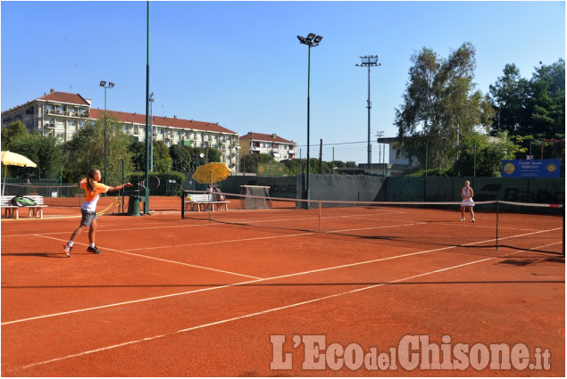 Pinerolo: finaliste  di tennis al femminile sul campo 