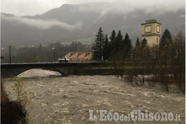 Allerta meteo: in Val Chisone livello dell&#039;acqua vicino a scavalcare i ponti