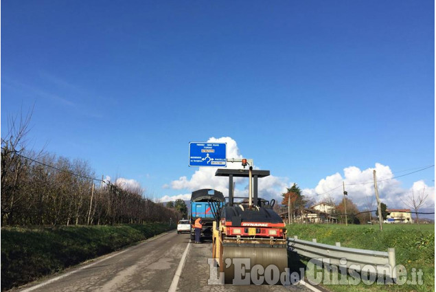 Garzigliana, mezzi al lavoro per tappare le buche sulla SR 589