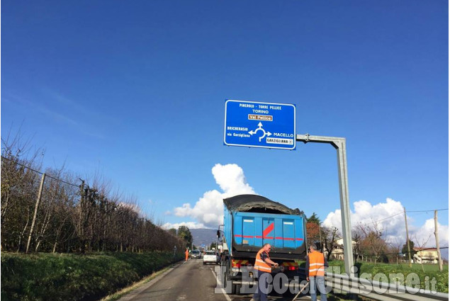 Garzigliana, mezzi al lavoro per tappare le buche sulla SR 589