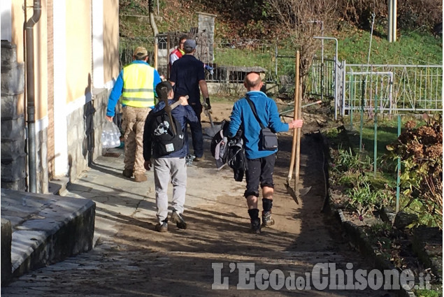 Alluvione a Perosa Argentina: tantissimi volontari al lavoro