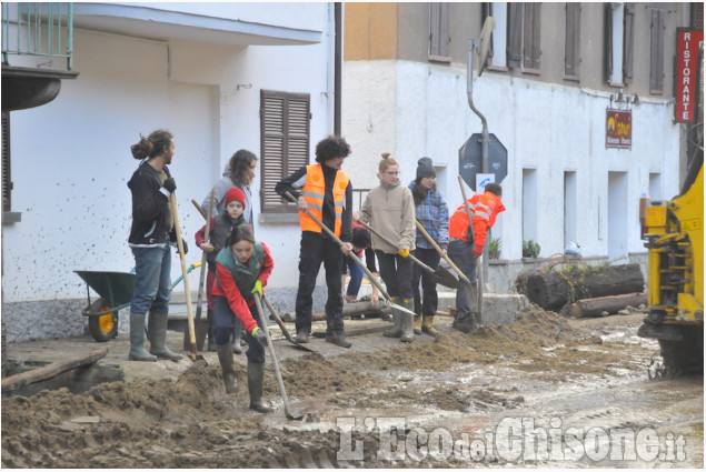 Alluvione a Perosa Argentina: la lunga giornata di lavoro per ripulire dal fango